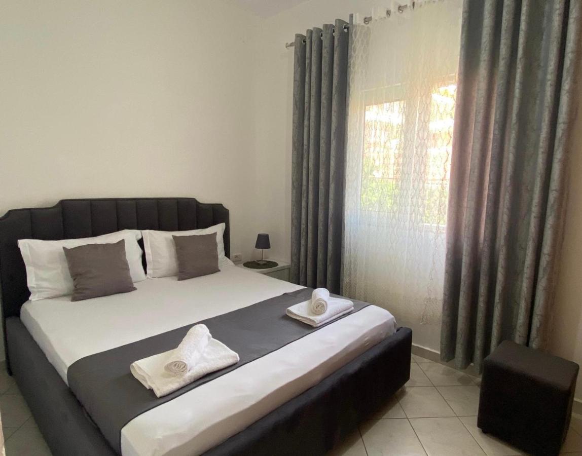 Niko Apartament Sarandë Esterno foto